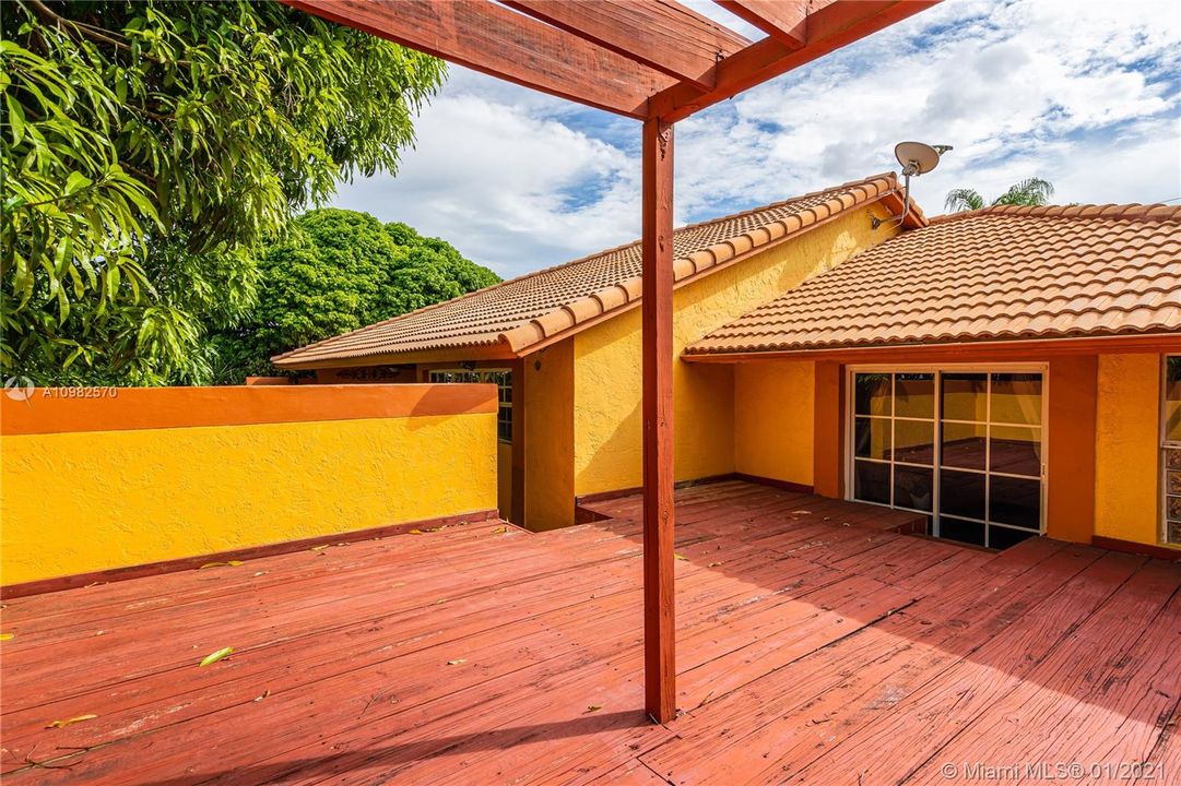 Vendido Recientemente: $490,000 (4 camas, 3 baños, 1807 Pies cuadrados)