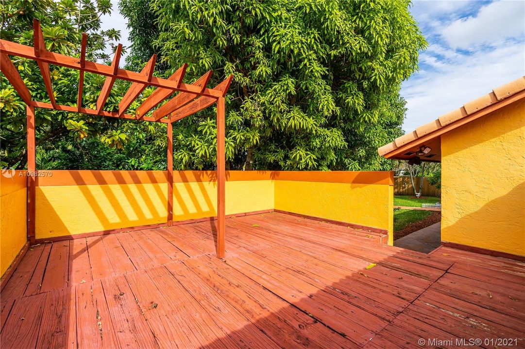 Vendido Recientemente: $490,000 (4 camas, 3 baños, 1807 Pies cuadrados)