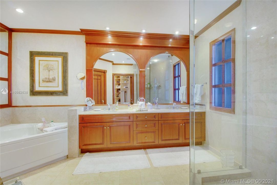 最近售出: $2,700,000 (4 贝兹, 4 浴室, 3257 平方英尺)