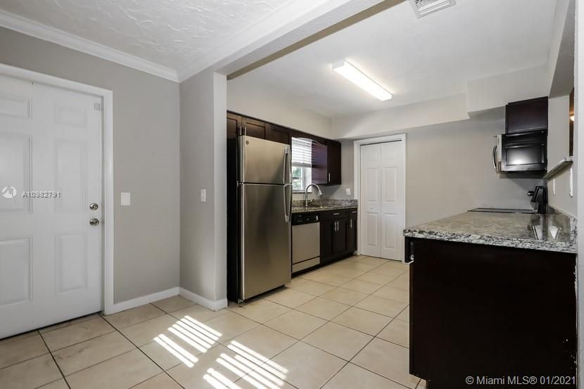 Recently Rented: $1,995 (3 beds, 2 baths, 1500 Square Feet)