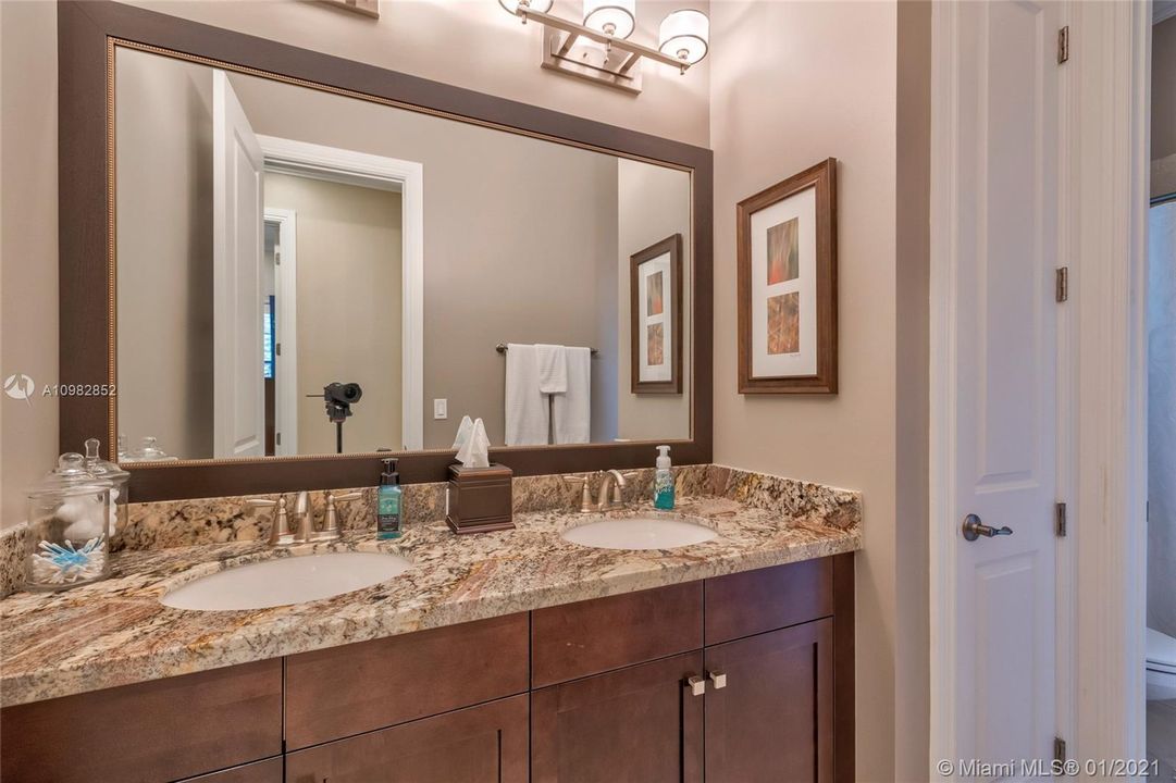 Recently Sold: $1,100,000 (4 beds, 4 baths, 3494 Square Feet)