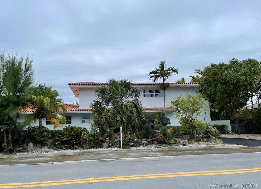 Vendido Recientemente: $2,500,000 (8 camas, 7 baños, 4376 Pies cuadrados)