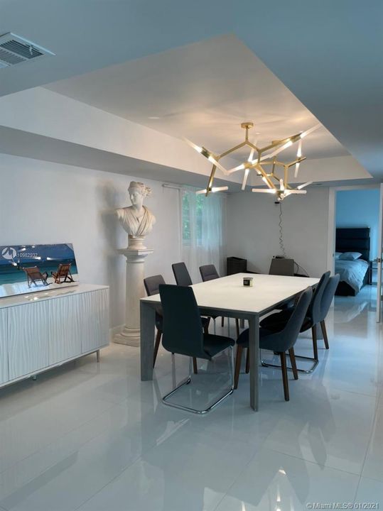 Vendido Recientemente: $2,500,000 (8 camas, 7 baños, 4376 Pies cuadrados)