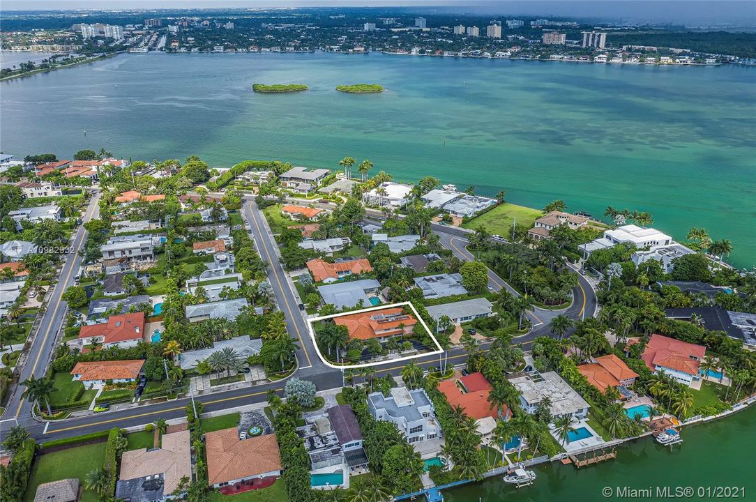 Vendido Recientemente: $2,500,000 (8 camas, 7 baños, 4376 Pies cuadrados)