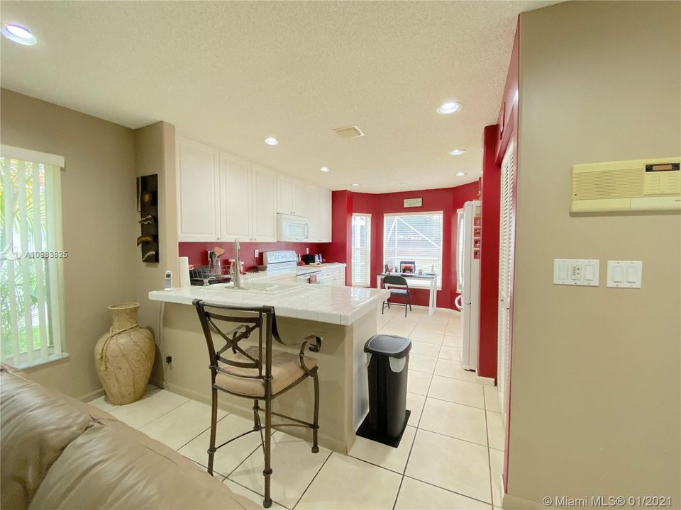 KITCHEN WITH BREAKFAST BAR