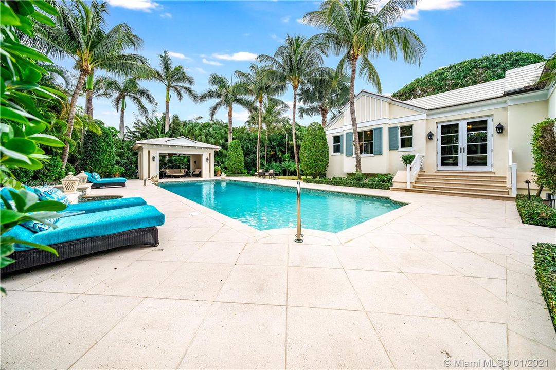 Recently Sold: $5,595,000 (5 beds, 6 baths, 6592 Square Feet)