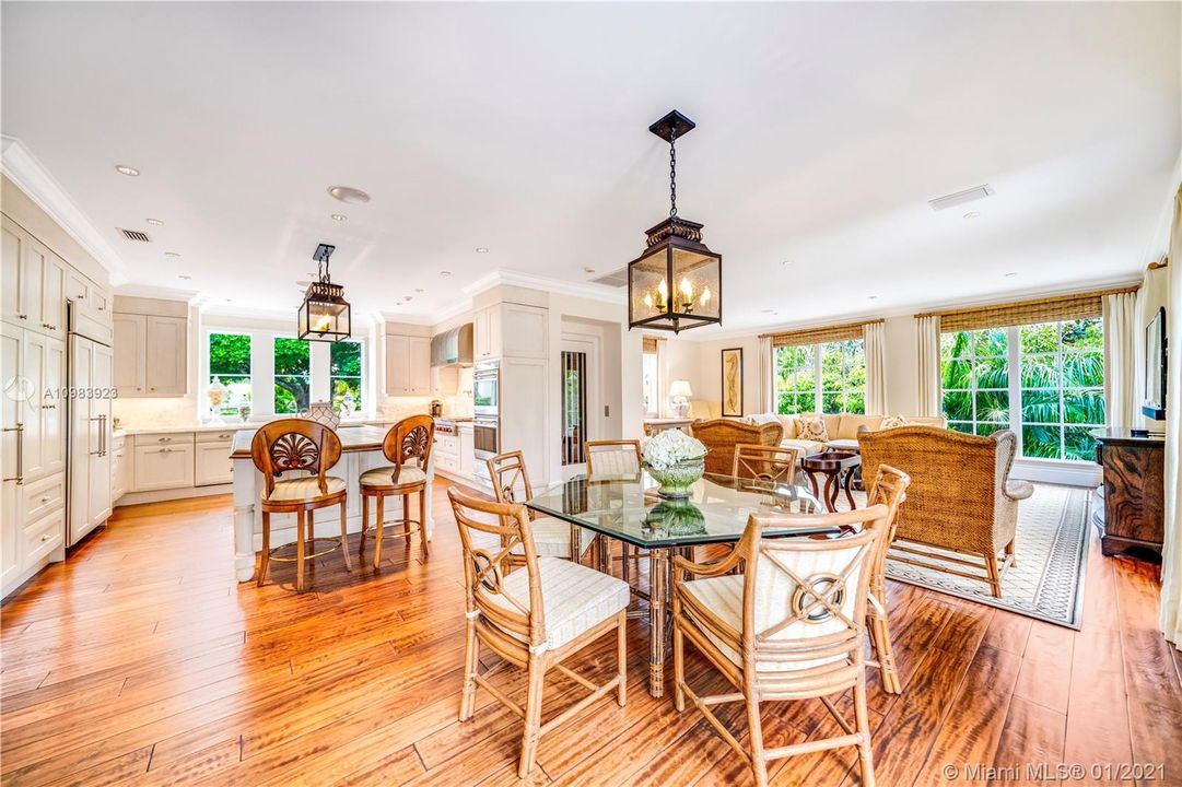 Recently Sold: $5,595,000 (5 beds, 6 baths, 6592 Square Feet)