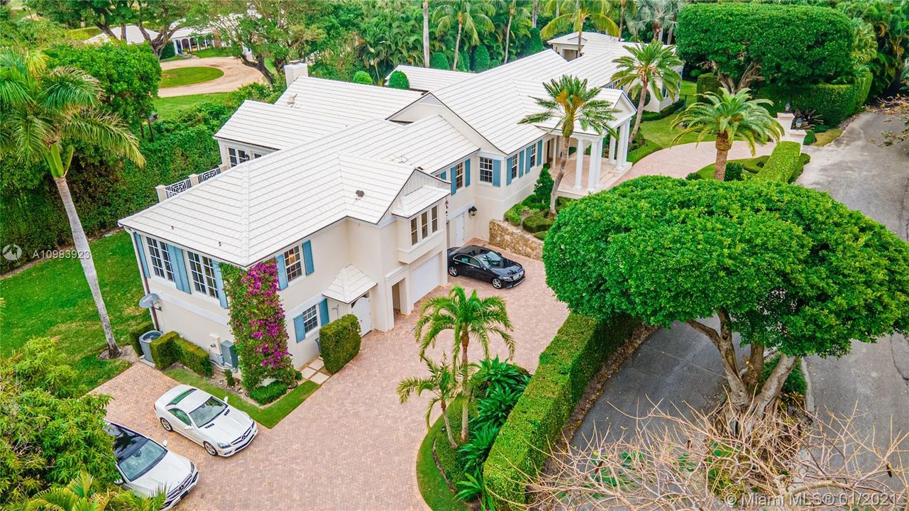 Recently Sold: $5,595,000 (5 beds, 6 baths, 6592 Square Feet)