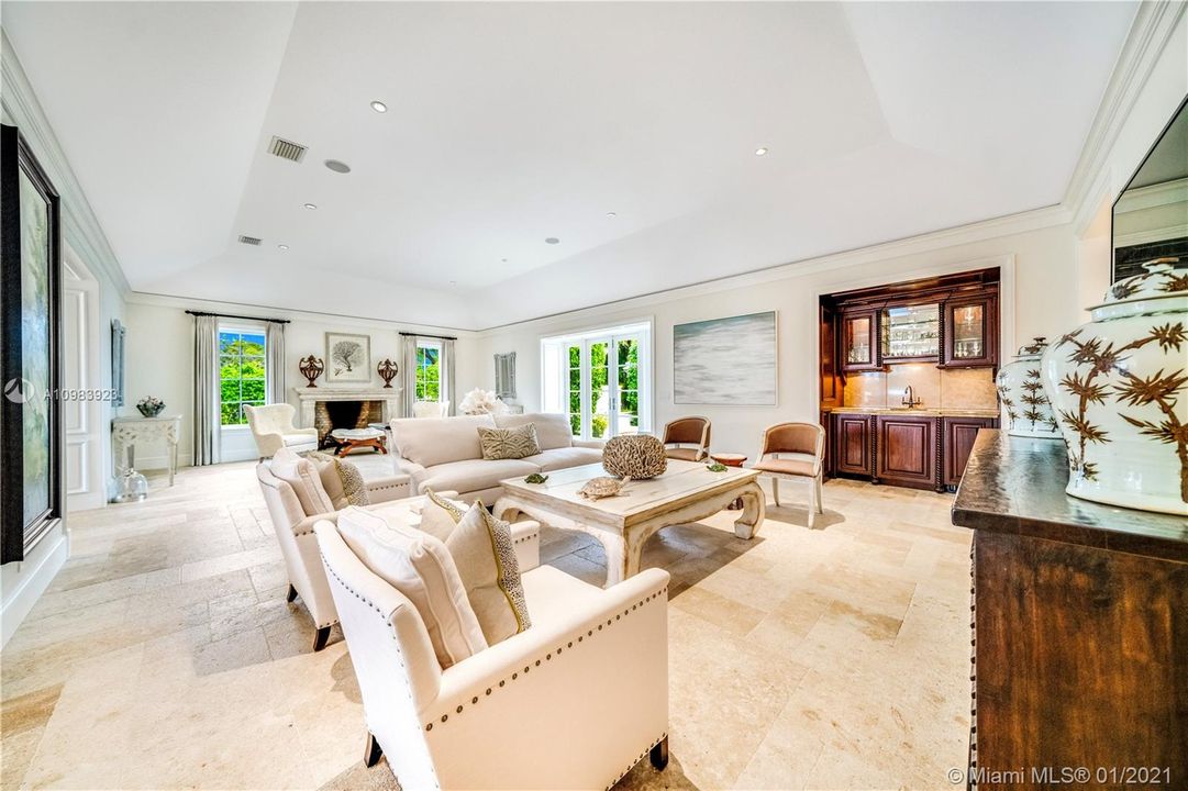 Recently Sold: $5,595,000 (5 beds, 6 baths, 6592 Square Feet)