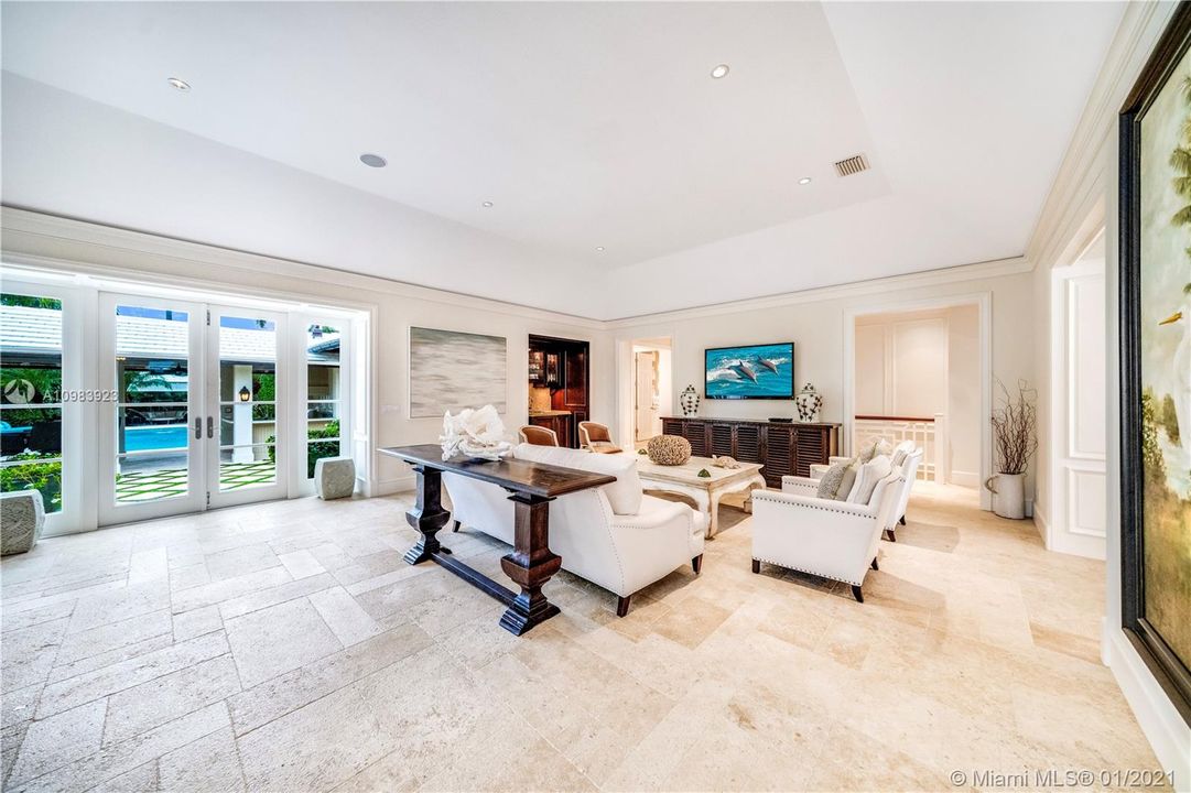 Recently Sold: $5,595,000 (5 beds, 6 baths, 6592 Square Feet)