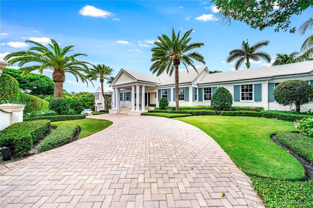 Recently Sold: $5,595,000 (5 beds, 6 baths, 6592 Square Feet)