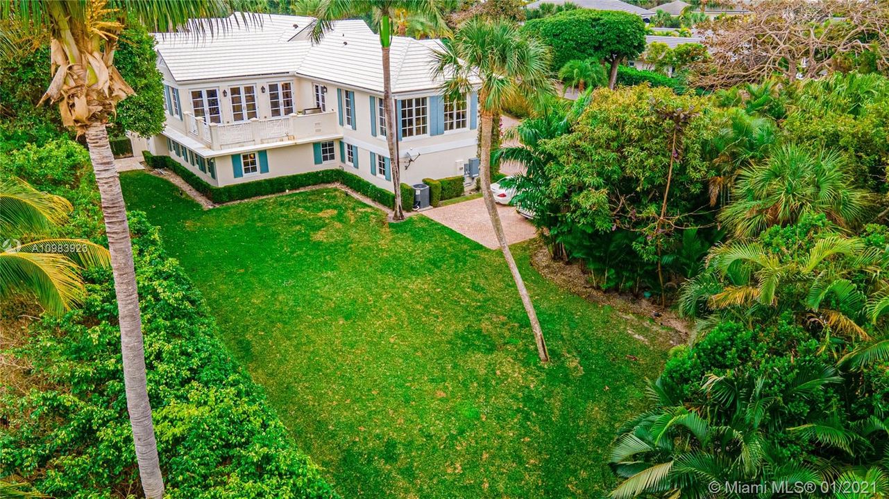 Recently Sold: $5,595,000 (5 beds, 6 baths, 6592 Square Feet)