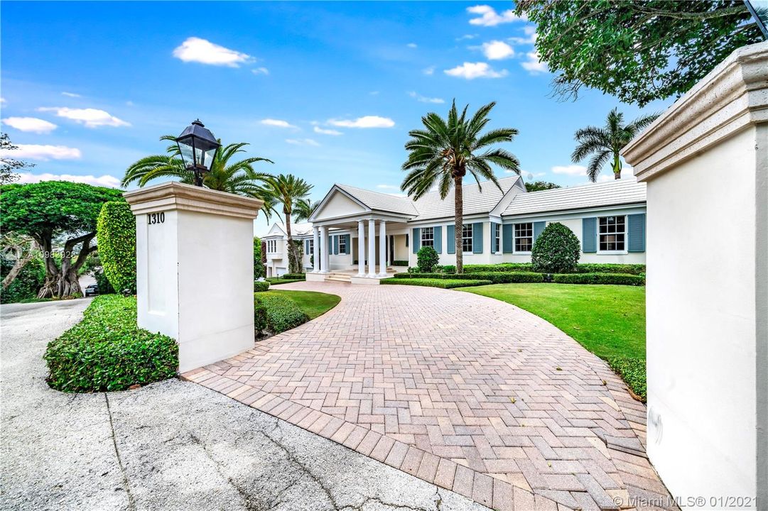 Recently Sold: $5,595,000 (5 beds, 6 baths, 6592 Square Feet)