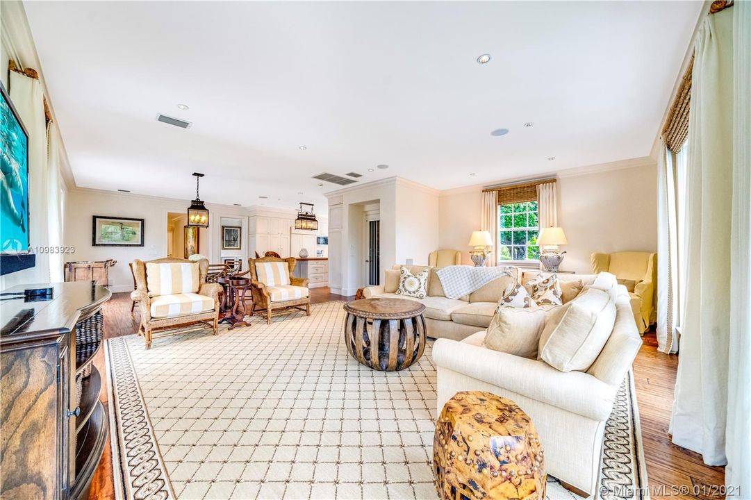 Recently Sold: $5,595,000 (5 beds, 6 baths, 6592 Square Feet)