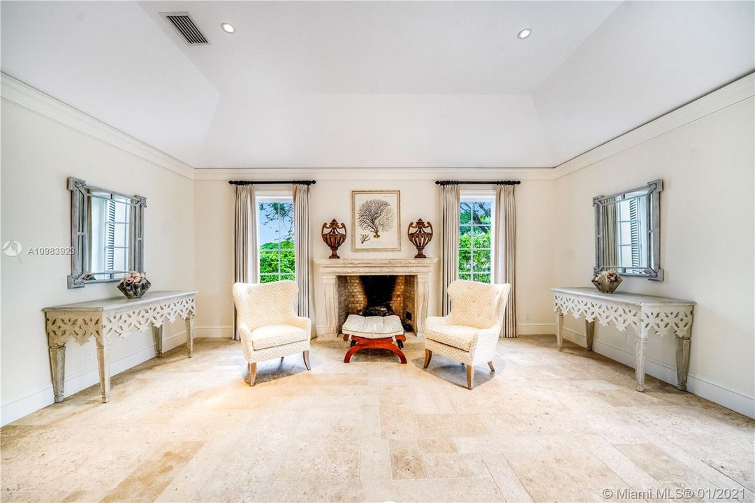 Recently Sold: $5,595,000 (5 beds, 6 baths, 6592 Square Feet)