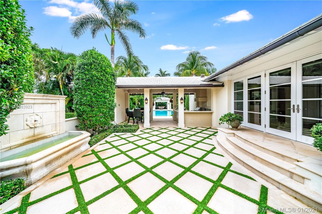 Recently Sold: $5,595,000 (5 beds, 6 baths, 6592 Square Feet)