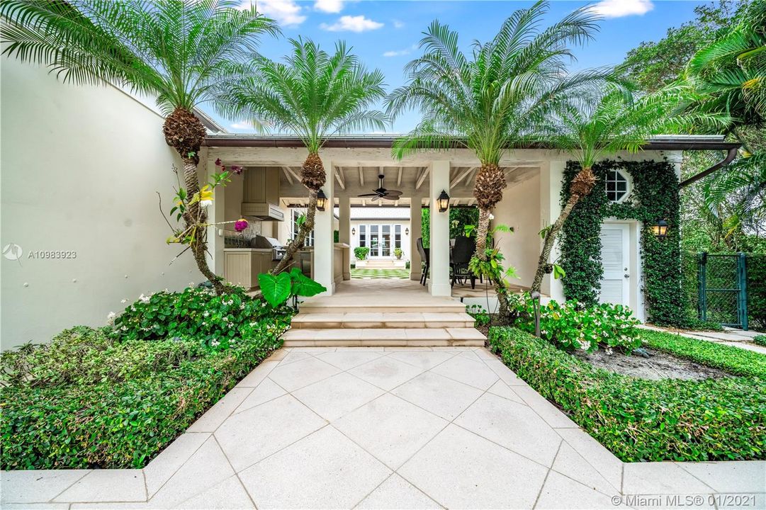 Recently Sold: $5,595,000 (5 beds, 6 baths, 6592 Square Feet)