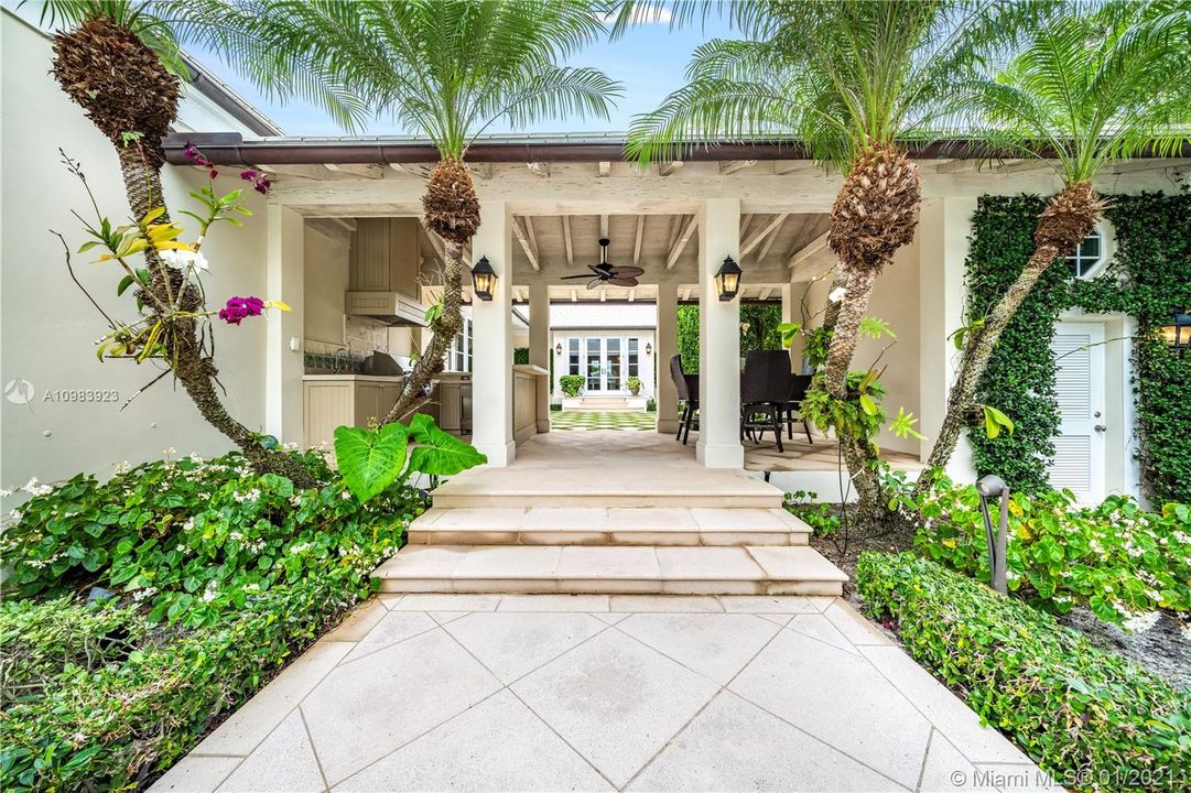 Recently Sold: $5,595,000 (5 beds, 6 baths, 6592 Square Feet)