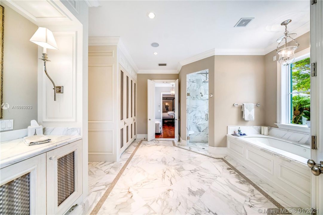 Recently Sold: $5,595,000 (5 beds, 6 baths, 6592 Square Feet)