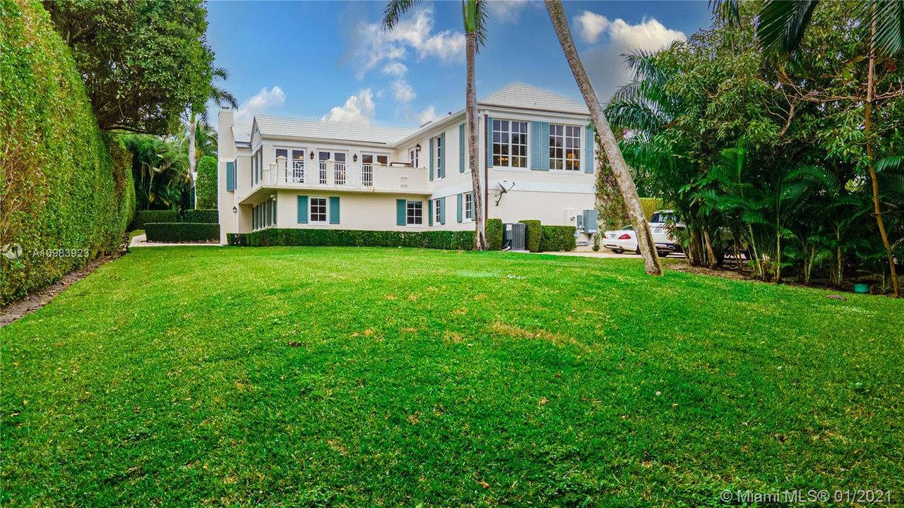 Recently Sold: $5,595,000 (5 beds, 6 baths, 6592 Square Feet)