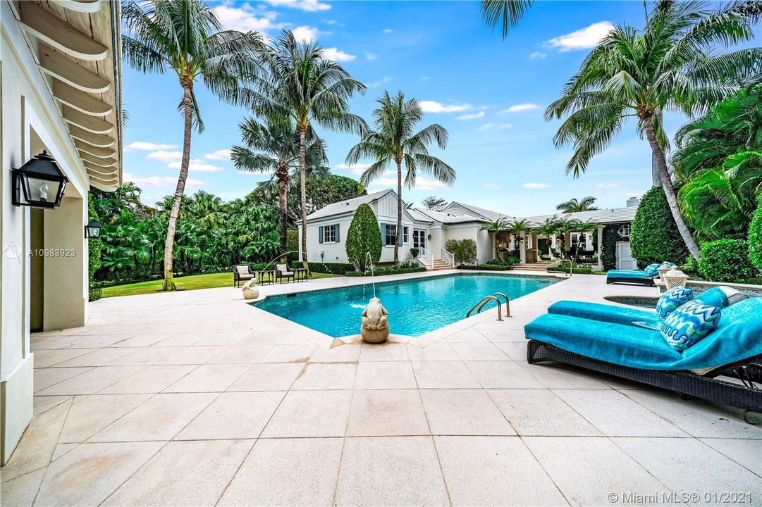 Recently Sold: $5,595,000 (5 beds, 6 baths, 6592 Square Feet)