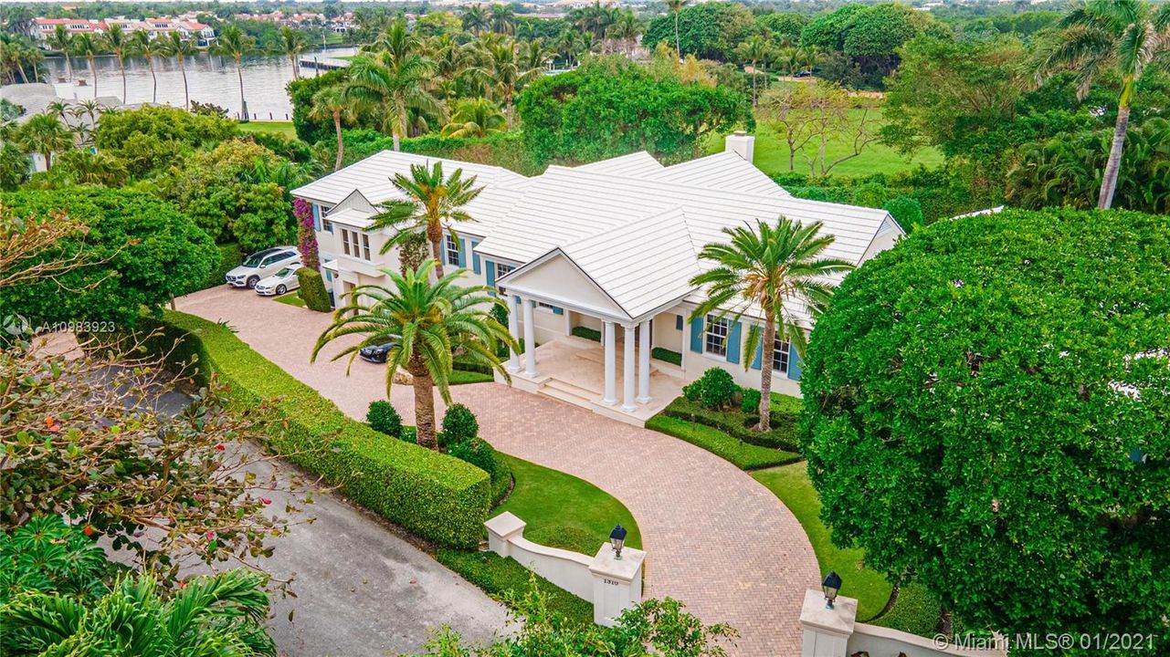 Recently Sold: $5,595,000 (5 beds, 6 baths, 6592 Square Feet)