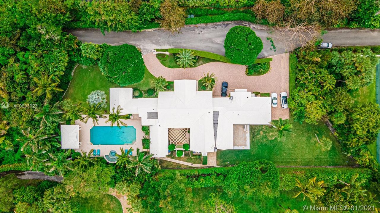 Recently Sold: $5,595,000 (5 beds, 6 baths, 6592 Square Feet)