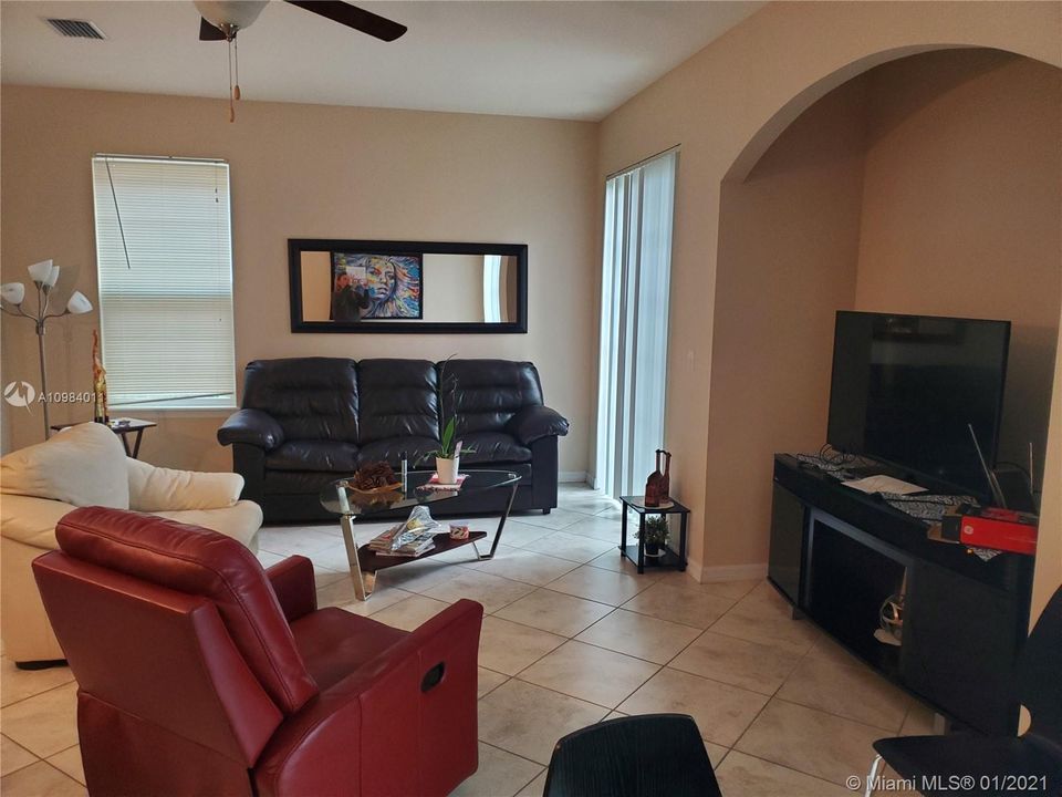 Recently Sold: $320,000 (3 beds, 2 baths, 1776 Square Feet)