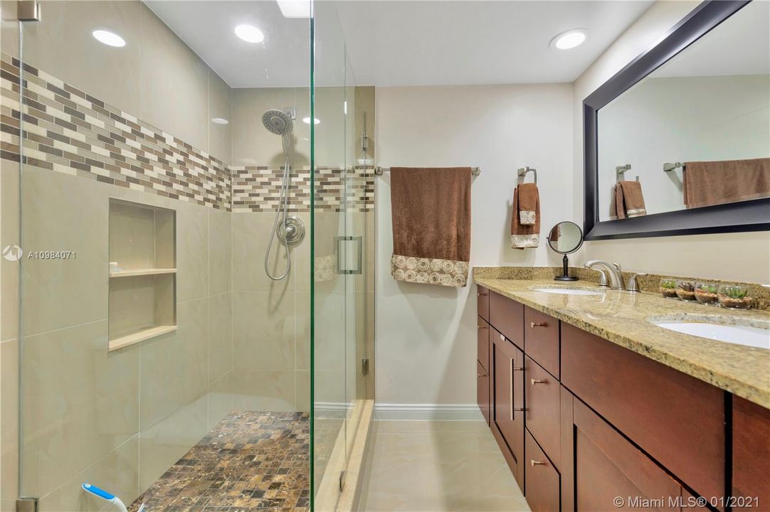 Recently Sold: $260,000 (2 beds, 2 baths, 1236 Square Feet)