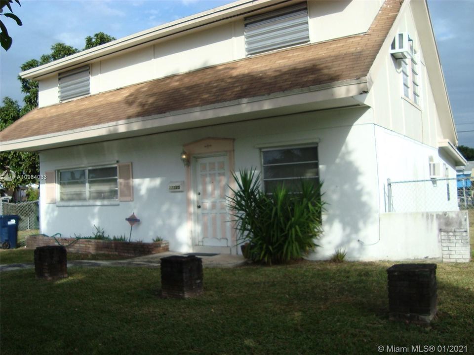 Recently Sold: $299,000 (4 beds, 2 baths, 1962 Square Feet)