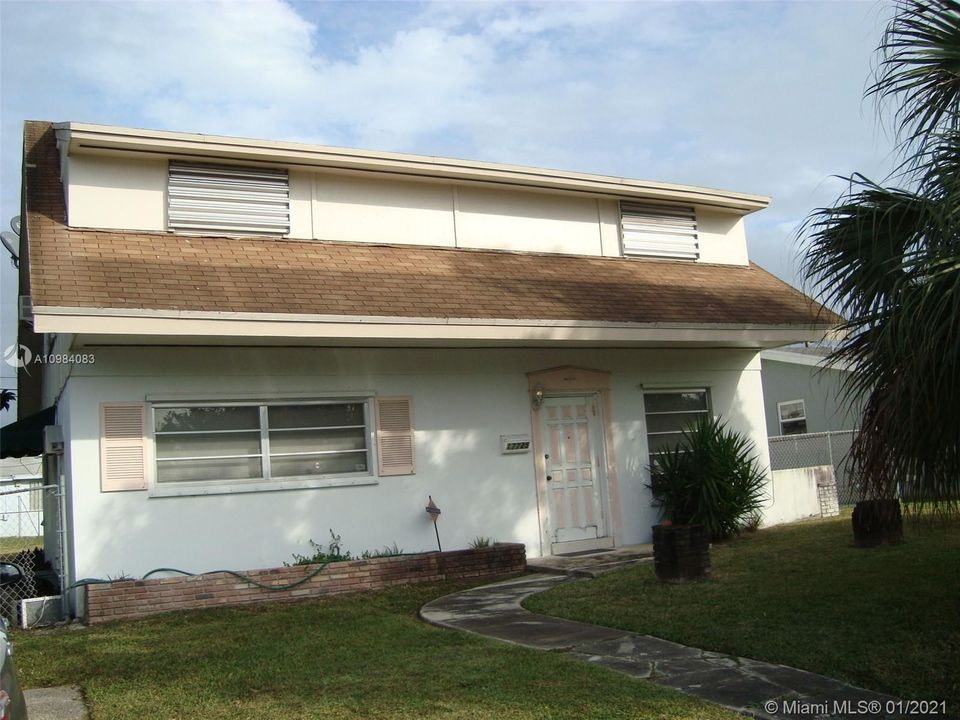 Recently Sold: $299,000 (4 beds, 2 baths, 1962 Square Feet)