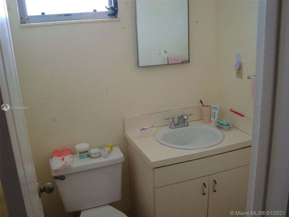 Recently Sold: $299,000 (4 beds, 2 baths, 1962 Square Feet)