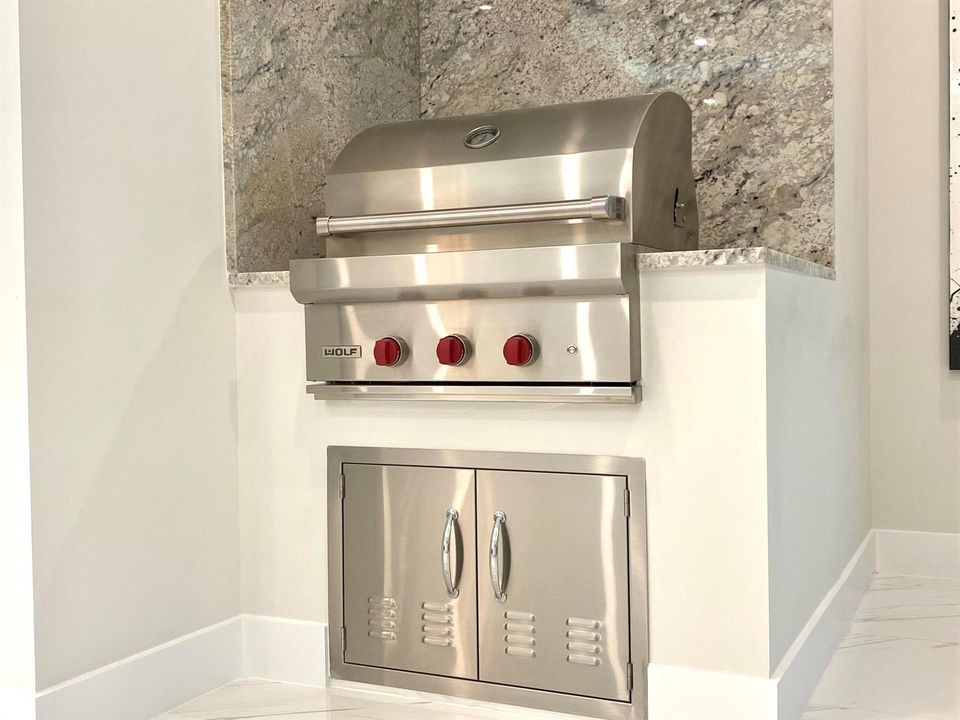 Built-in grill on the balcony
