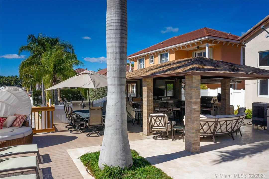 Recently Sold: $2,099,000 (5 beds, 3 baths, 3225 Square Feet)