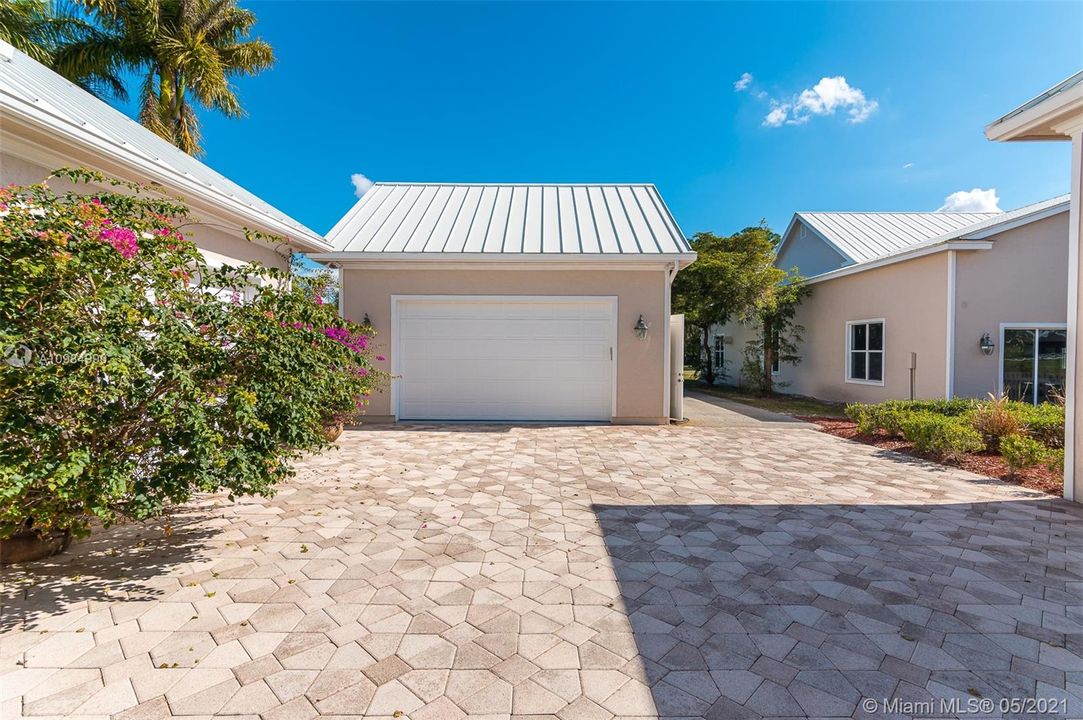 Recently Sold: $1,395,000 (5 beds, 4 baths, 5235 Square Feet)