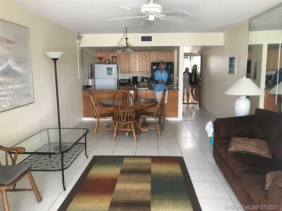 Recently Sold: $325,000 (1 beds, 1 baths, 656 Square Feet)