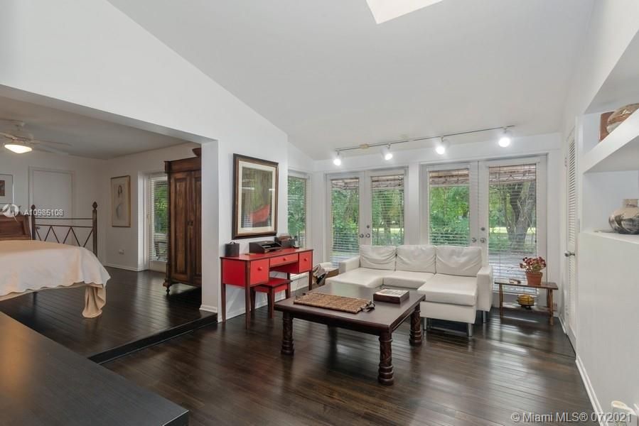 Recently Sold: $3,300,000 (5 beds, 5 baths, 4041 Square Feet)