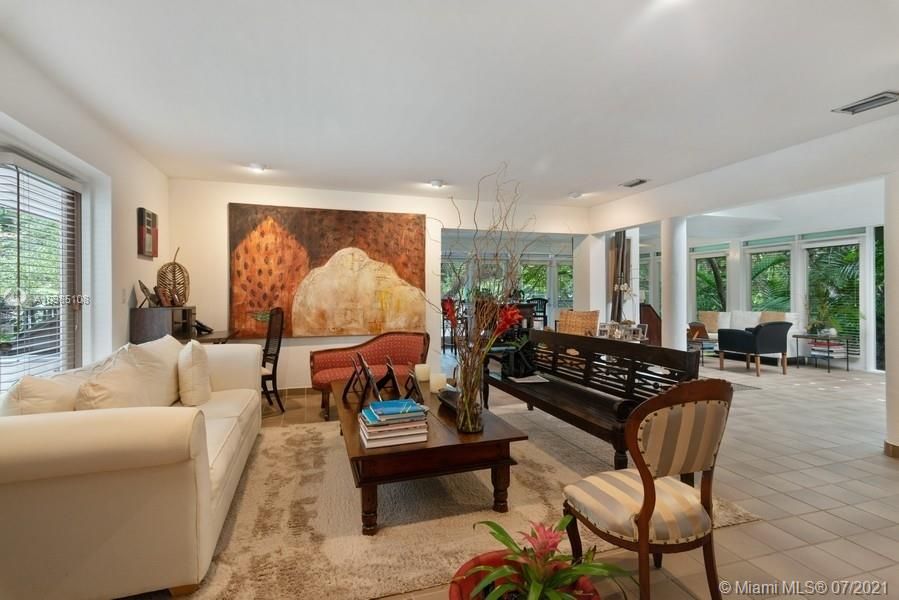 Recently Sold: $3,300,000 (5 beds, 5 baths, 4041 Square Feet)