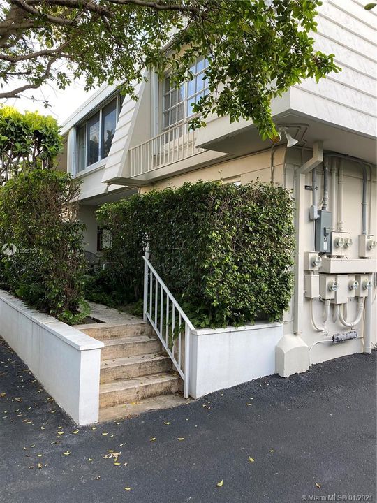 Recently Sold: $950,000 (2 beds, 2 baths, 1440 Square Feet)