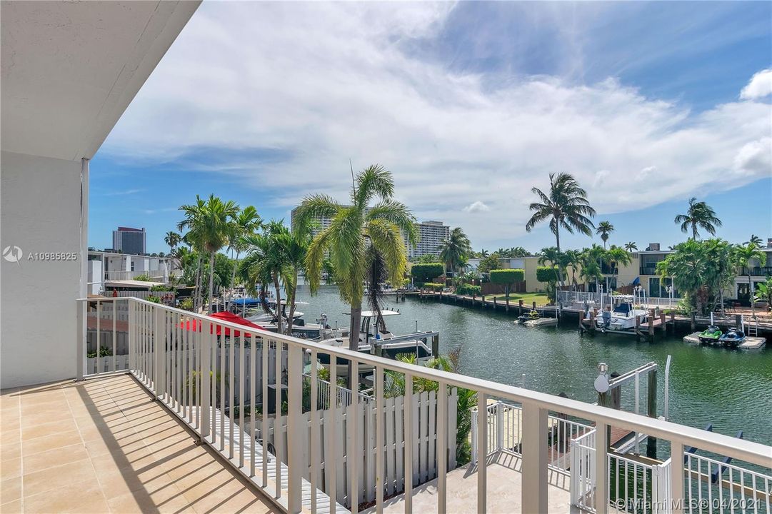 Recently Sold: $579,000 (3 beds, 2 baths, 1804 Square Feet)