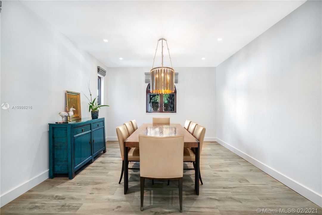 Recently Sold: $5,675,000 (6 beds, 5 baths, 6144 Square Feet)