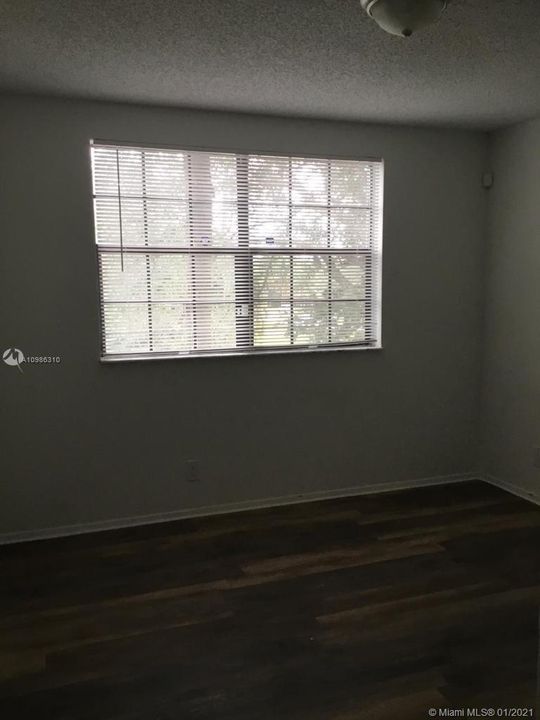 Vendido Recientemente: $187,000 (3 camas, 2 baños, 1305 Pies cuadrados)