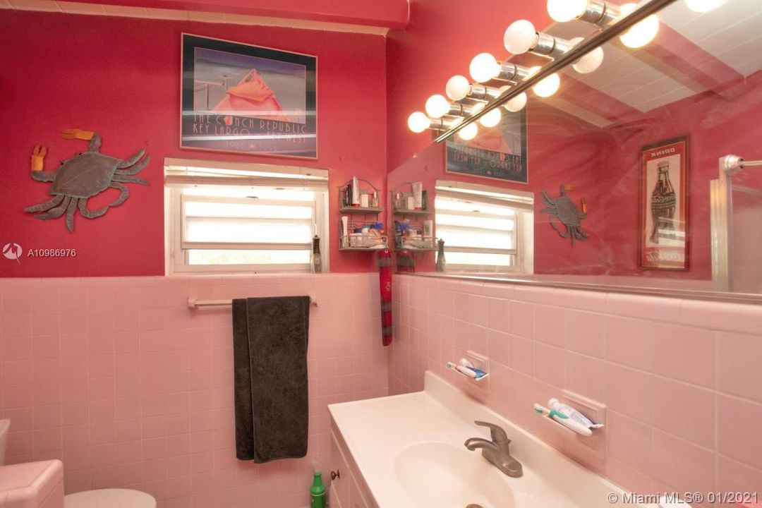 最近售出: $800,000 (4 贝兹, 3 浴室, 1677 平方英尺)