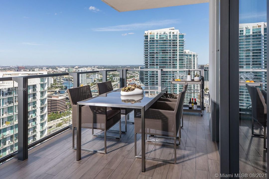 Recently Sold: $1,525,000 (3 beds, 3 baths, 1675 Square Feet)