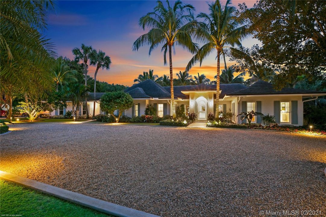 Recently Sold: $5,750,000 (5 beds, 6 baths, 5763 Square Feet)