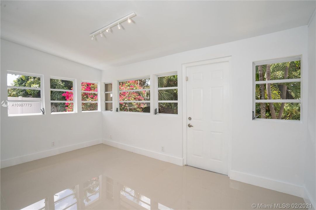 Недавно продано: $435,000 (3 спален, 2 ванн, 1071 Квадратных фут)