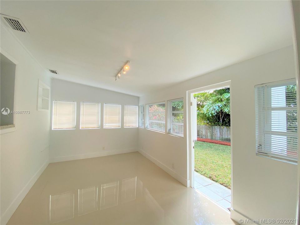 Недавно продано: $435,000 (3 спален, 2 ванн, 1071 Квадратных фут)