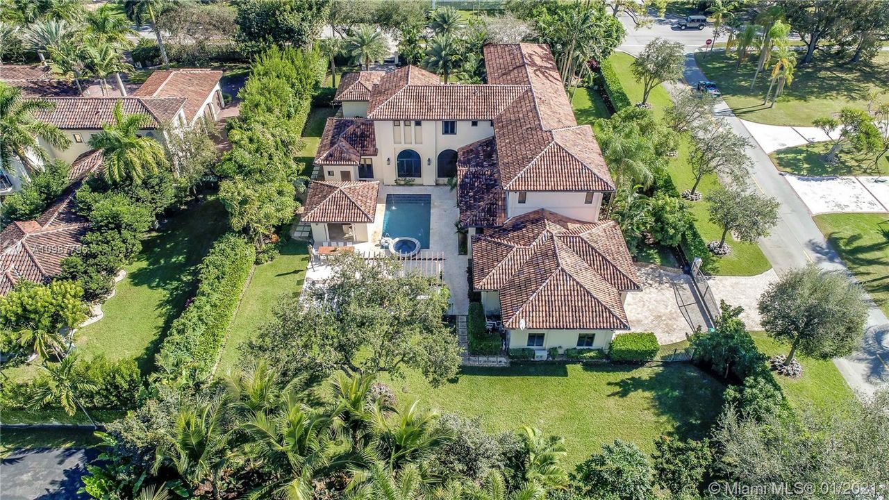 Recently Sold: $3,595,000 (6 beds, 8 baths, 6721 Square Feet)