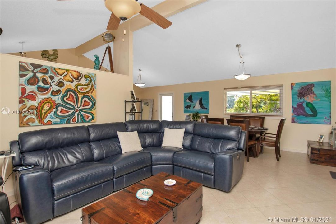 Recently Sold: $1,700,000 (3 beds, 2 baths, 1344 Square Feet)