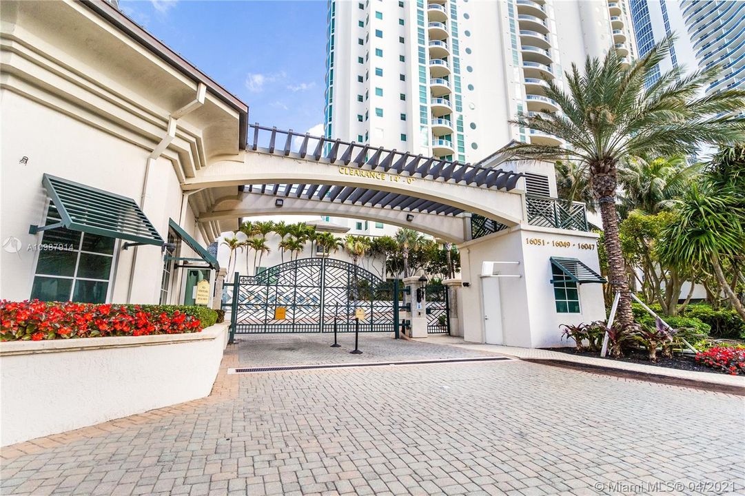 Recently Sold: $3,200,000 (3 beds, 5 baths, 3480 Square Feet)